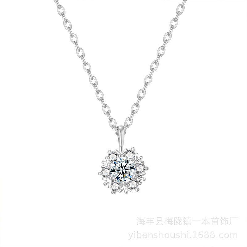 A diamond snowflake necklace 2024 new luxury sweater chain niche titanium steel clavicle chain design for birthday gifts