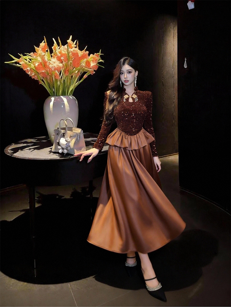 Đầm nữ dài tay dáng chữ A thắt eo phối sequin — Màu nâu cà phê