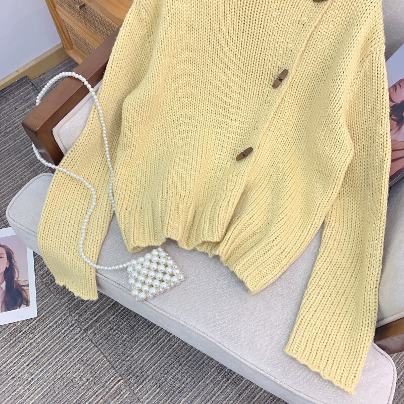 Áo cardigan nữ dệt kim dày dặn cổ chéo lệch vai, dáng suông thanh lịch — Màu vàng kem