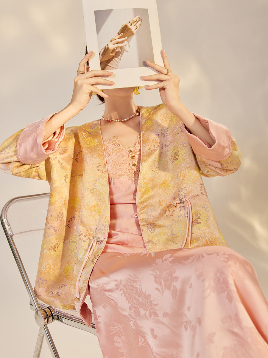 Bộ đôi áo khoác dệt jacquard hai mặt cài khuy kèm váy hai dây ren satin dài — Áo khoác dệt jacquard (giao hàng trong 7 ngày), Váy hai dây (giao hàng trong 7 ngày)
