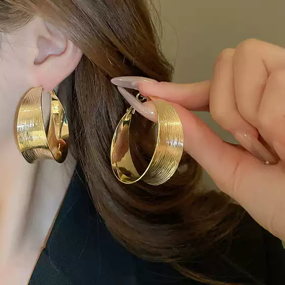 European and American Metallic Wide Edge Geometric Circle Silver Needle Earrings Personality Exaggerated Temperament Simple High-end Earrings Women