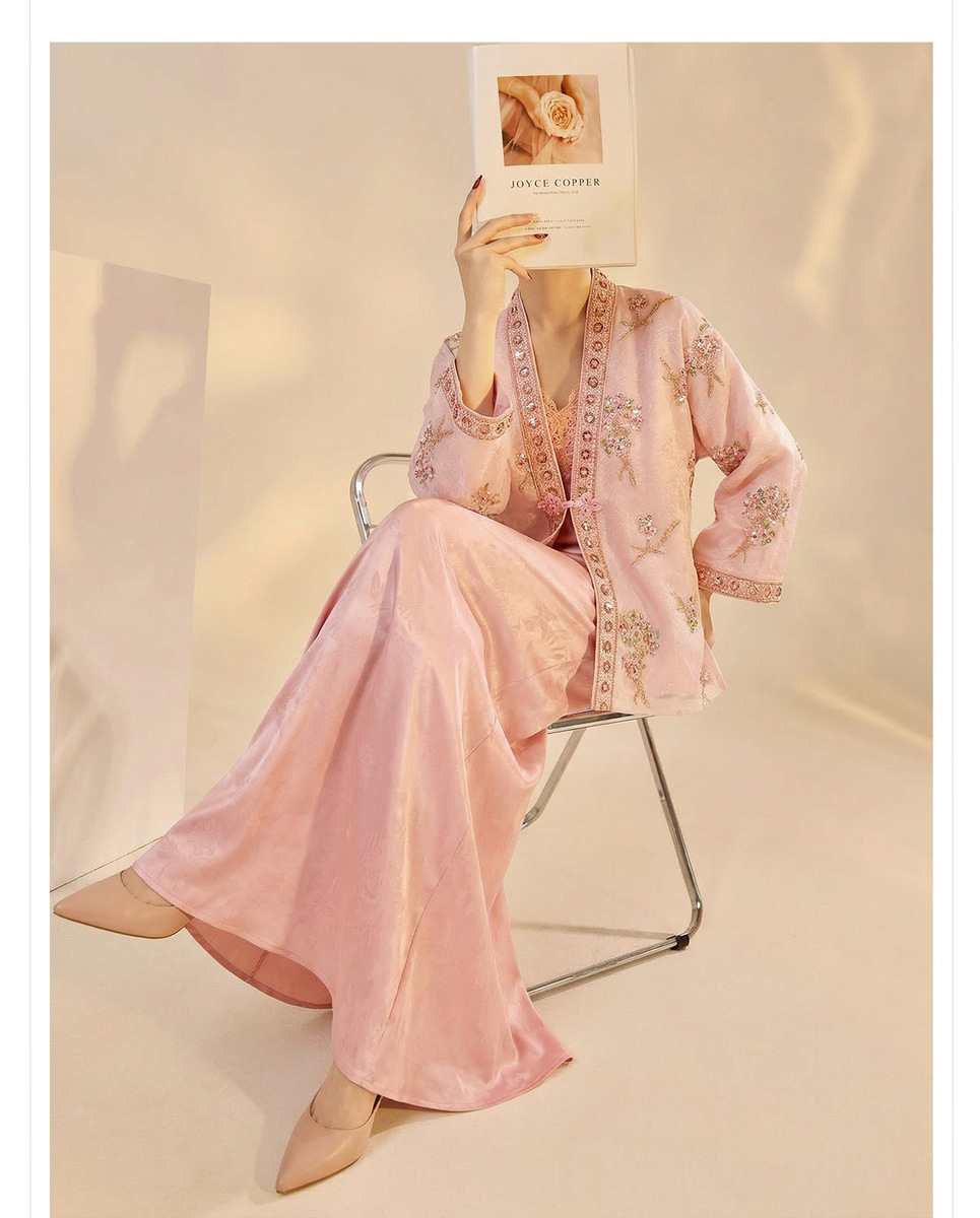 Bộ áo khoác dài tay thêu hoa kèm váy hai dây dáng dài nữ — Váy hai dây, Áo khoác màu hồng, Bộ