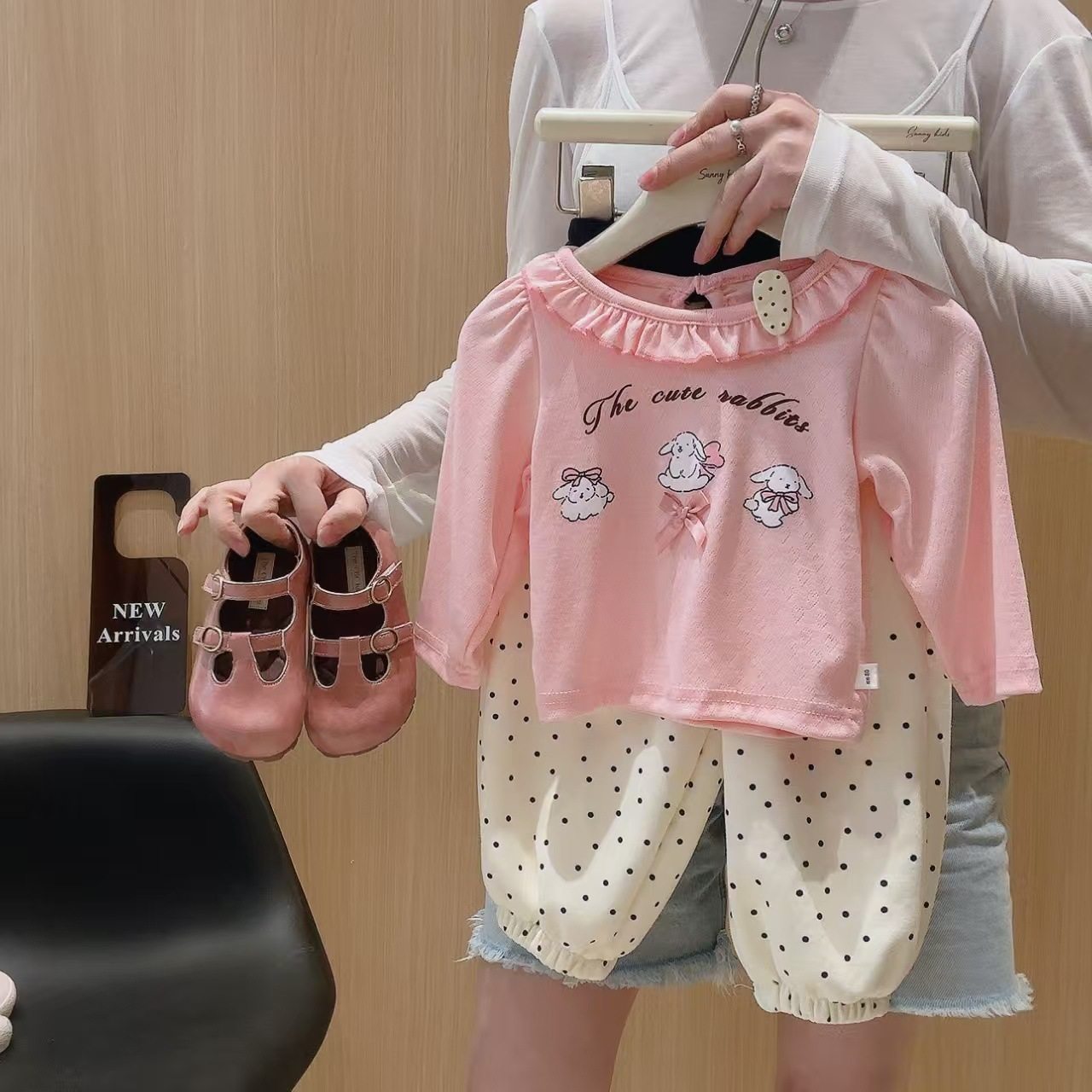 Kaos lengan panjang warna polos bayi perempuan baru musim gugur, stylish serbaguna, detail pita renda lucu