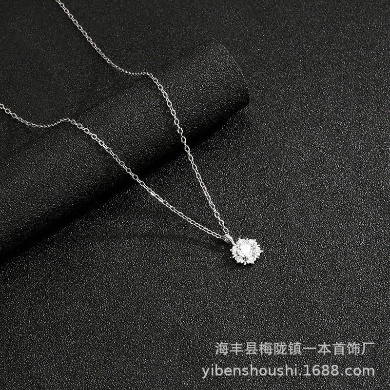 A diamond snowflake necklace 2024 new luxury sweater chain niche titanium steel clavicle chain design for birthday gifts
