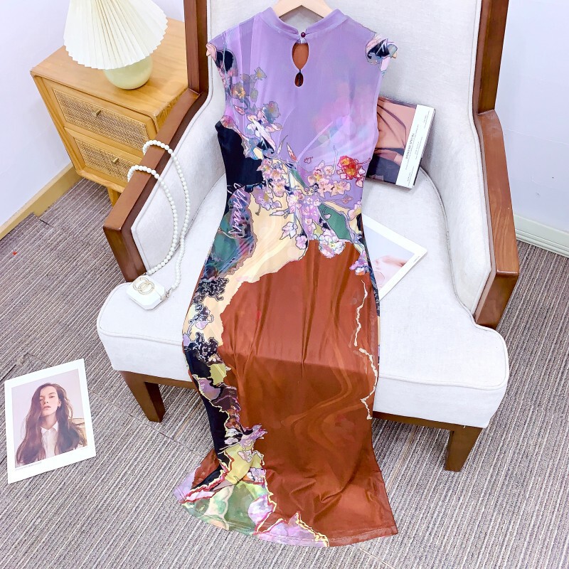 Đầm ôm body nữ in họa tiết trừu tượng phối màu tương phản dáng đuôi cá — Phiên bản mở rộng màu đen và cà phê, Phiên bản mở rộng màu tím và màu be, Phiên bản thông thường màu cà phê đen, Phiên bản thông thường màu tím và màu be