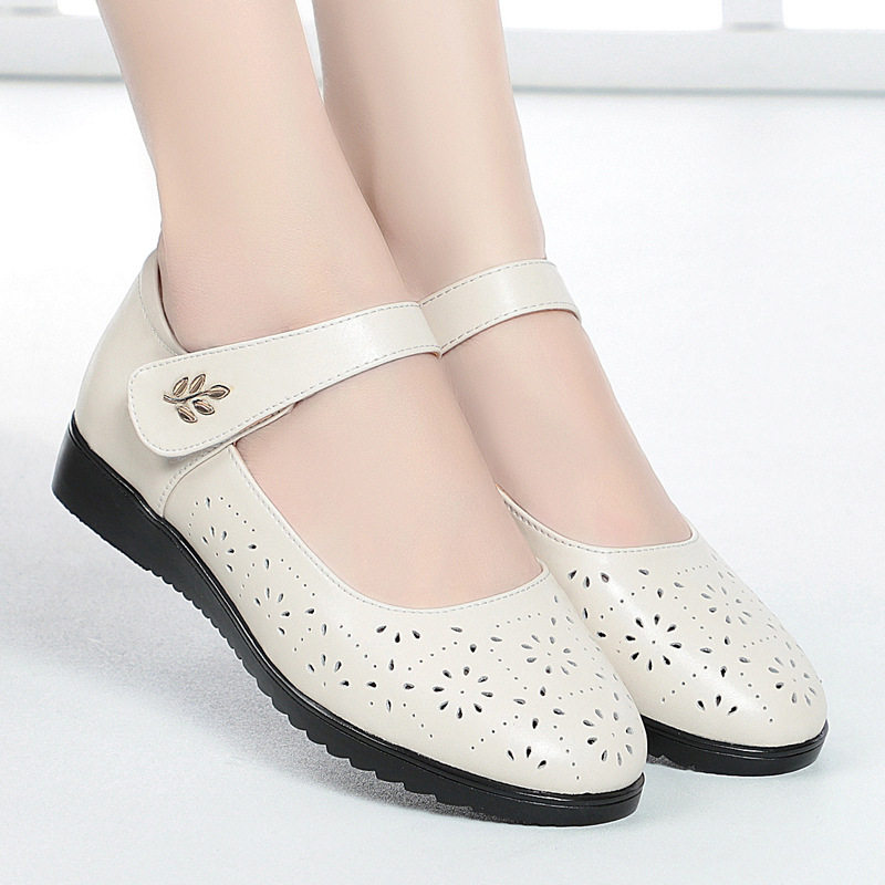 Gi&agrave;y B&uacute;p B&ecirc; Nữ Da Thật Quai D&aacute;n Kho&eacute;t Lỗ Tho&aacute;ng Kh&iacute; Chiều Cao Đế Khoảng 3cm M&agrave;u Đen, Kem