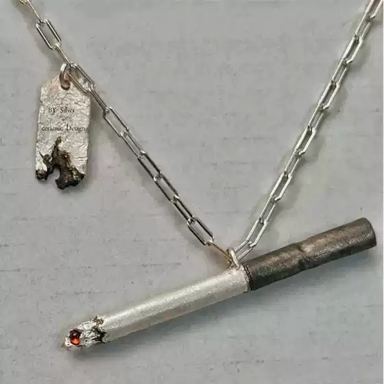 Kayi's New Personalized Fashionable Simulated Lit Cigarette Pendant with High-End Clavicle Chain Necklace Wholesale