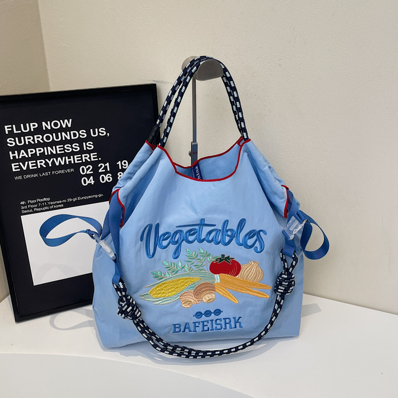 水色の果物と野菜