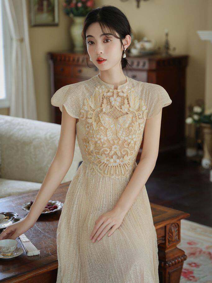 Váy liền thân Nữ Tay Ngắn Thêu Họa Tiết, Thiết Kế Xếp Ly Dáng Dài Màu Be