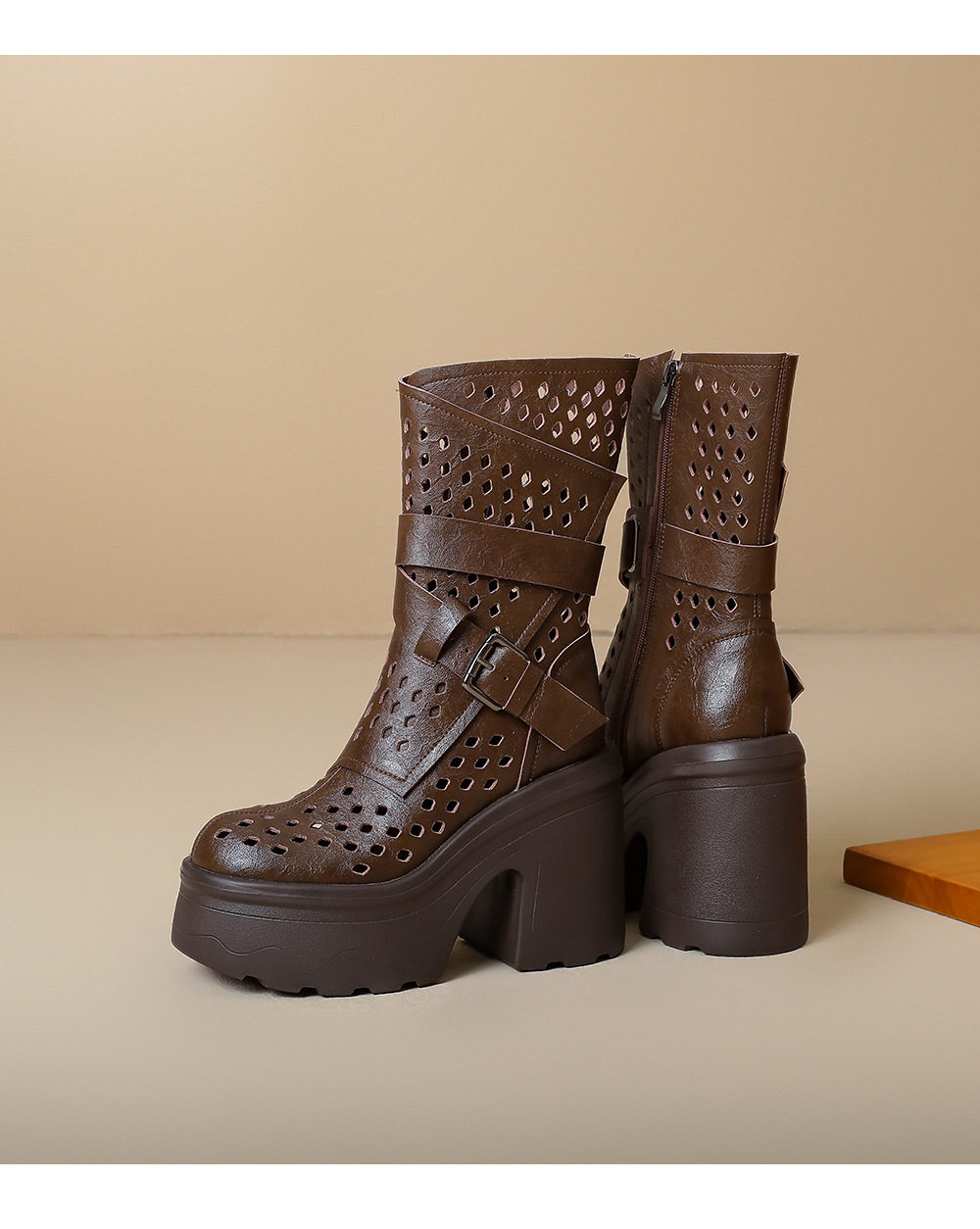 Boot cổ thun nữ da bò họa tiết đục lỗ thoáng mát, gót cao 8 cm — [Nâu], [Đen] chi tiết 14