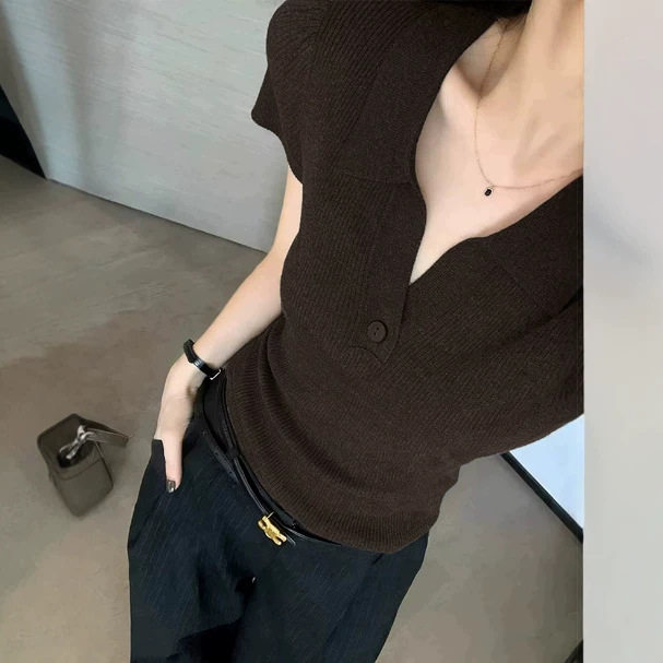 เสื้อยืดแขนสั้น ผ้าถัก คอปก ไหล่ตรง สไตล์ Old Money สำหรับผู้หญิง ลุคไฮเทคในฤดูร้อน เสื้อโปโลทรงสลิม ดูสง่างาม