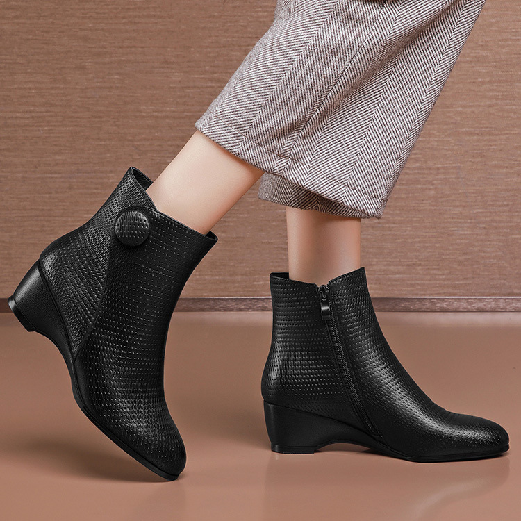 Boot nữ cổ thấp gót dốc mềm da PU khóa kéo bên mũi tròn tôn dáng — Màu đen, Màu nâu