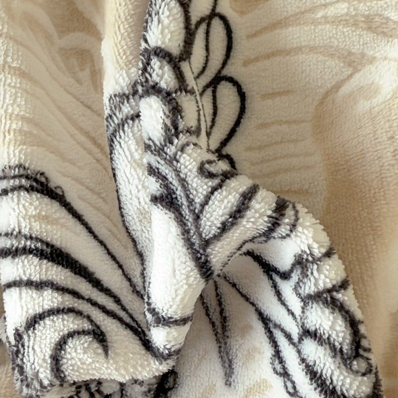 2025 New Retro Hepburn Style Carved Milk Velvet Four-Piece Set Light French Winter Thickeneded High Weight Three-Piece Set