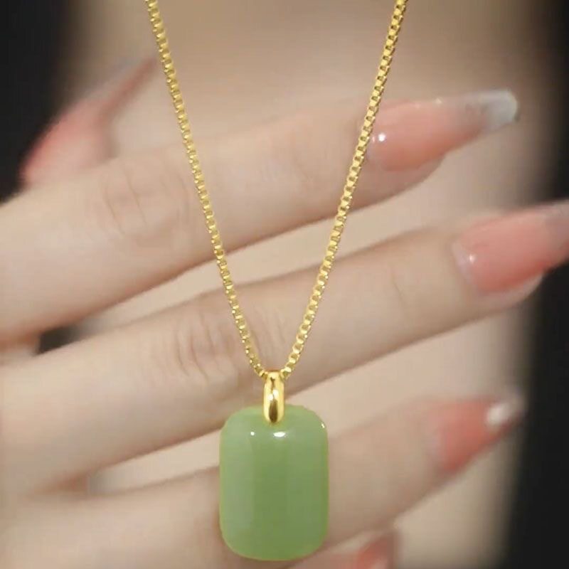 2023 New Explosions Satisfie Necklace Women's Light Luxury Brand Pendant Emerald Green White Clavicle Chain INS
