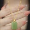 2023 New Explosions Satisfie Necklace Women's Light Luxury Brand Pendant Emerald Green White Clavicle Chain INS