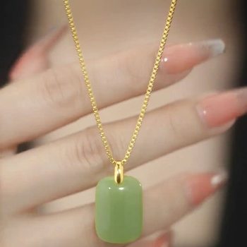 2023 New Explosions Satisfie Necklace Women's Light Luxury Brand Pendant Emerald Green White Clavicle Chain INS