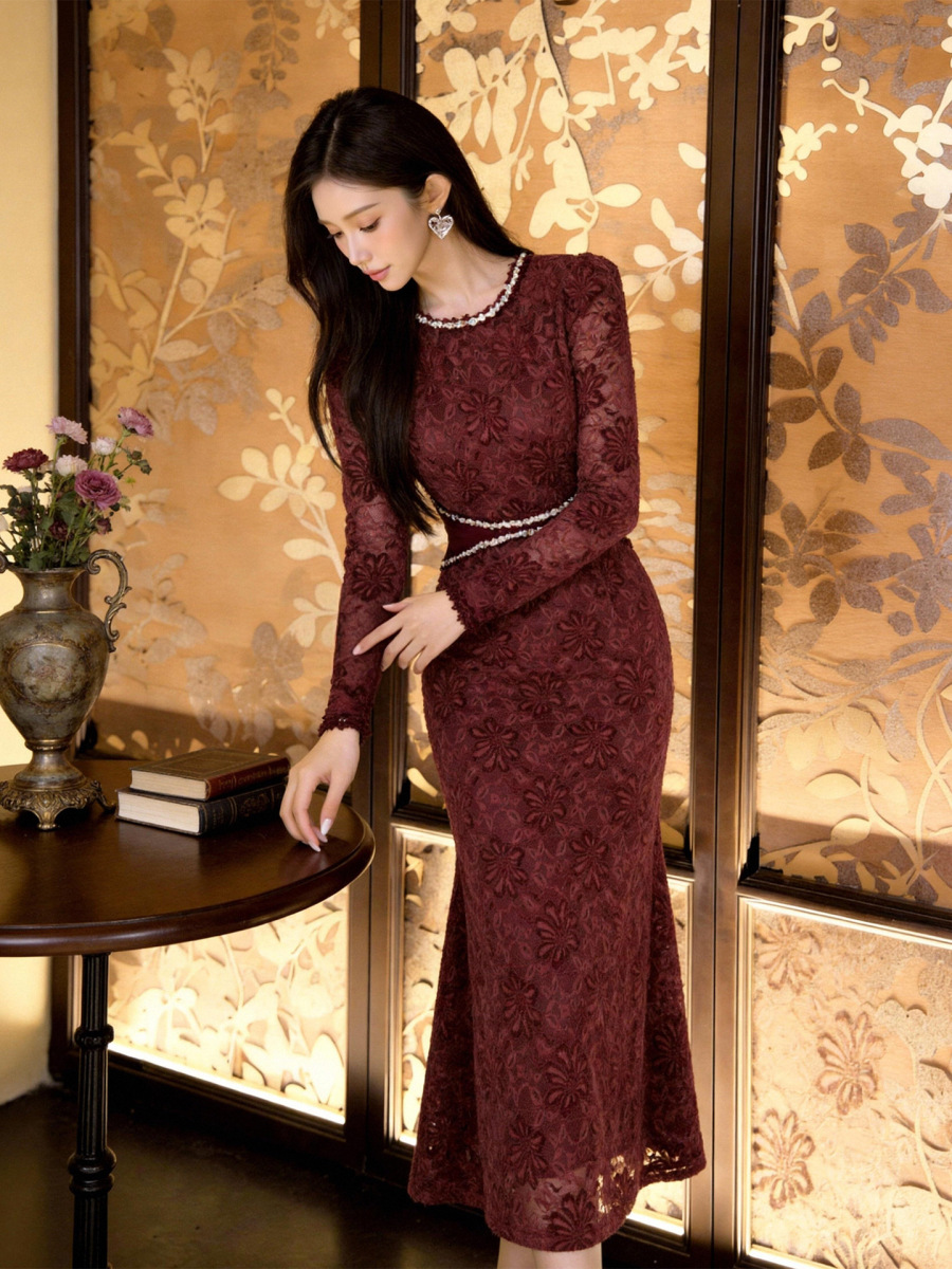 Đầm ren dài tay cổ tròn ôm dáng phong cách Pháp kèm váy lót — màu đỏ