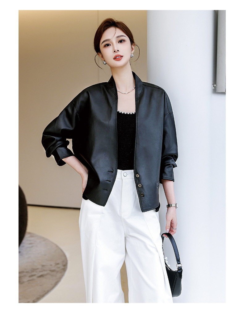 Áo khoác da cừu nữ dáng ngắn cổ chữ V phối túi