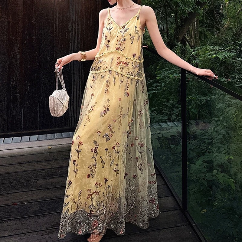 Đầm maxi nữ họa tiết hoa cổ V dây mảnh phối lưới xòe — Đen ánh kim, Hạnh đào mềm
