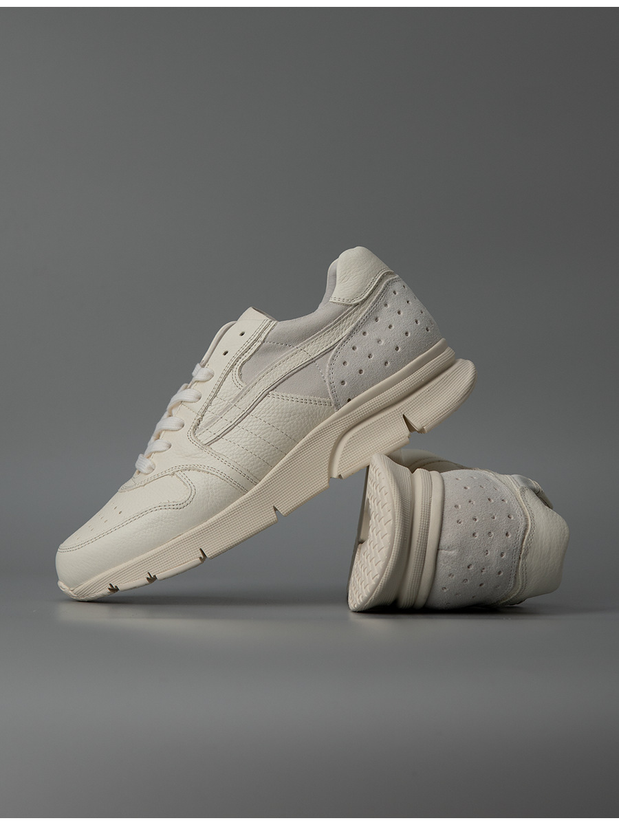 Giày sneaker nam da bò lộn màu trắng sương, kiểu thể thao ngoài trời — Màu trắng