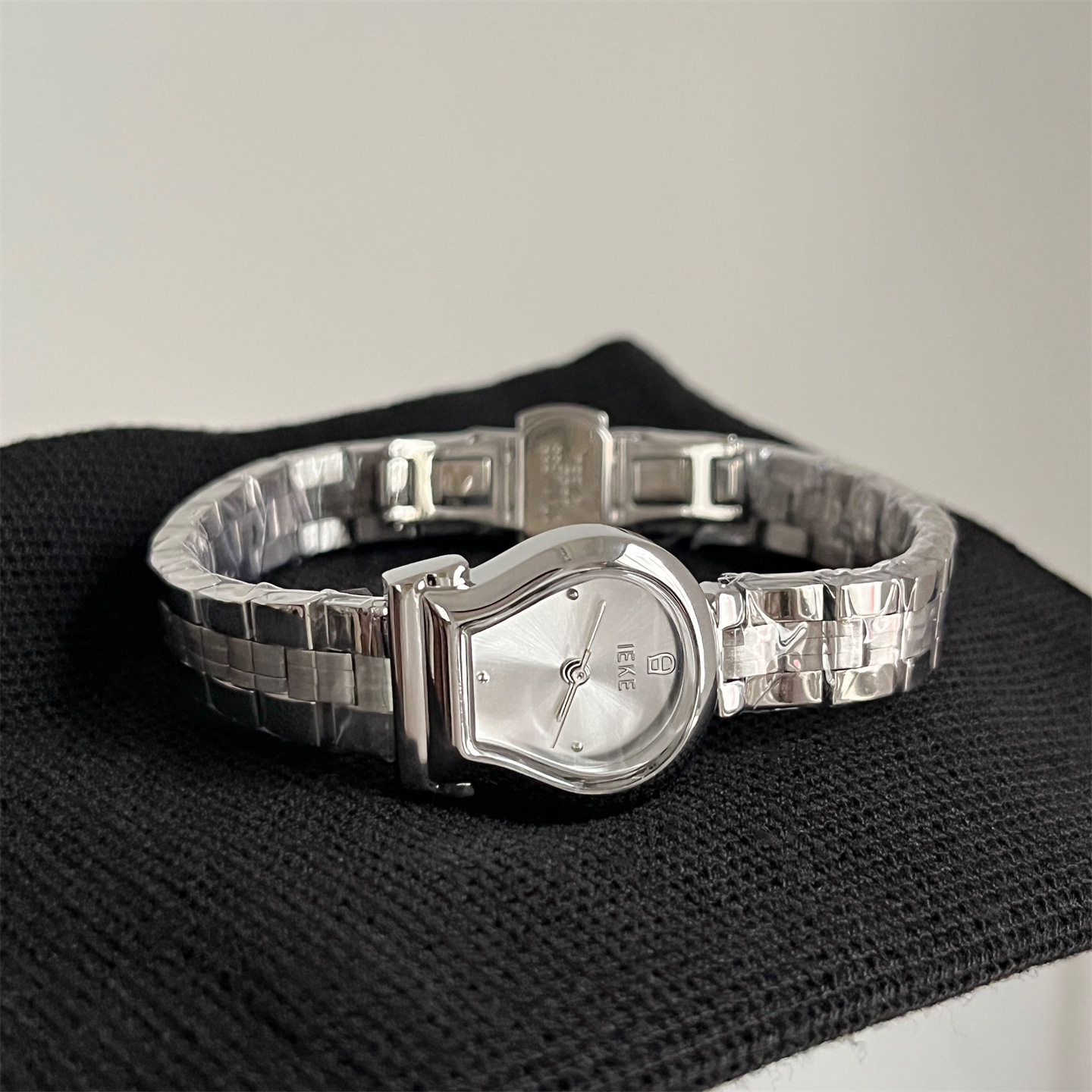 Ieke Niche Arched Small Dial Steel Band Watch Women's Accessible Luxury Exquisite Fashion Quartz Watch Ins Export Cross-Border