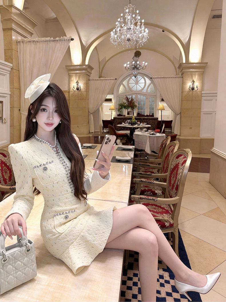 Đầm đuôi cá ôm dáng cổ chữ V đính đá công phu — Màu be