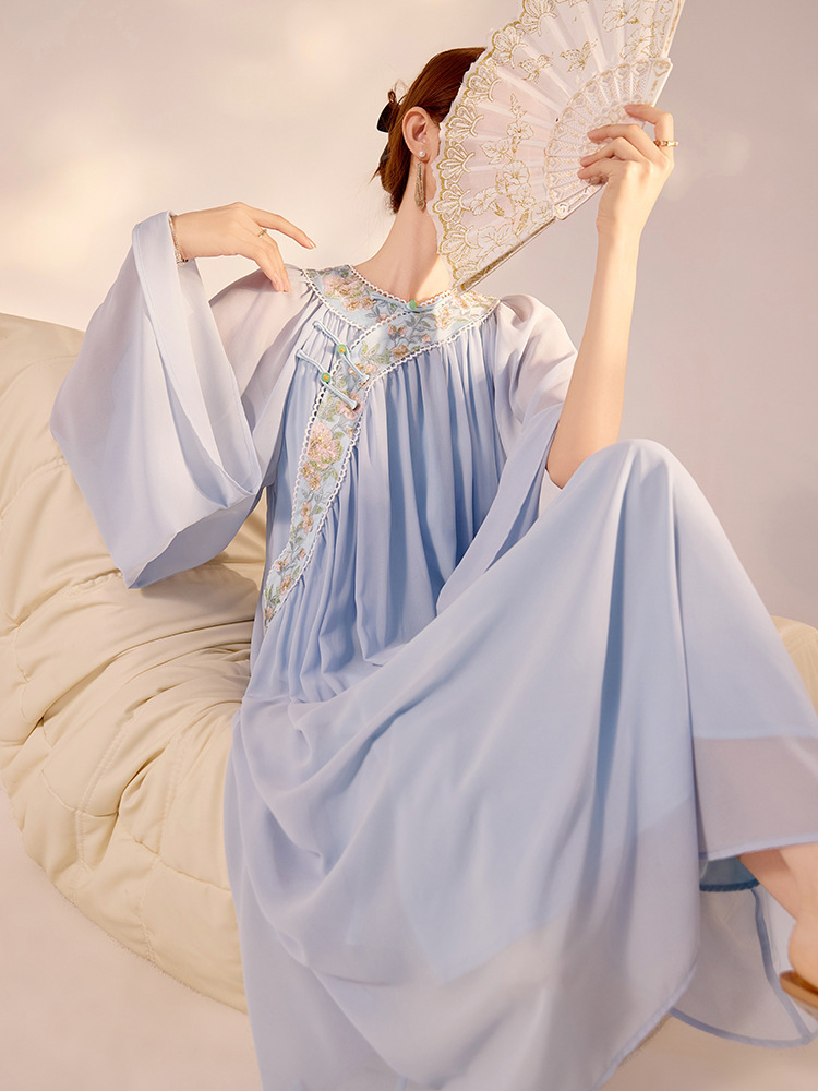 Đầm maxi nữ dáng suông thêu nổi bật phối màu tương phản — Màu trắng nhạt, màu xanh