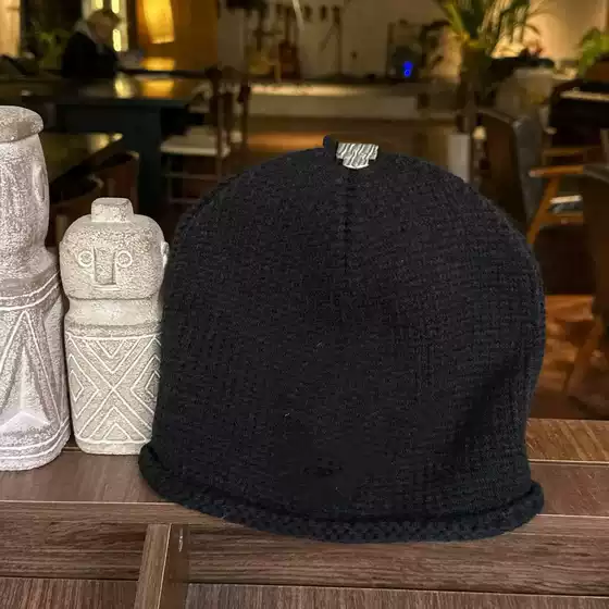 Korean Style Fashion Cross Beanie with Leather Label, Unisex Knitted Hat for Autumn/Winter, Warm Couple's Cold Weather Hat