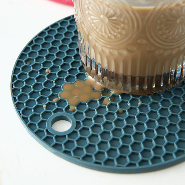 Silicone honeycomb pad multi-function thickened thermal insulation place mat table mat kitchen bowl mat anti-scalding casserole mat microwave mat