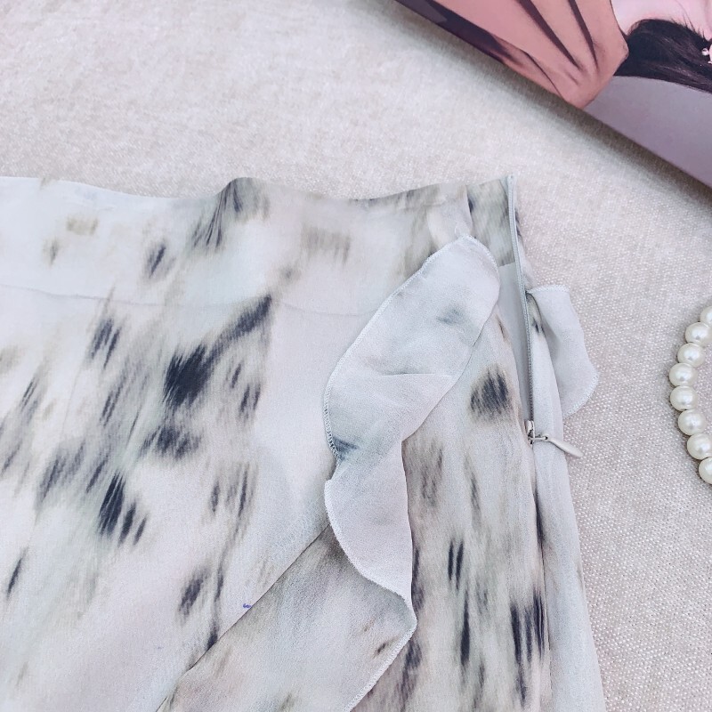 Bộ áo sơ mi dài tay viền ren họa tiết hoa kèm chân váy bất đối xứng — Áo sơ mi họa tiết da báo, Áo sơ mi mỏng màu tím mây, Váy in họa tiết da báo, Váy mỏng màu tím mây