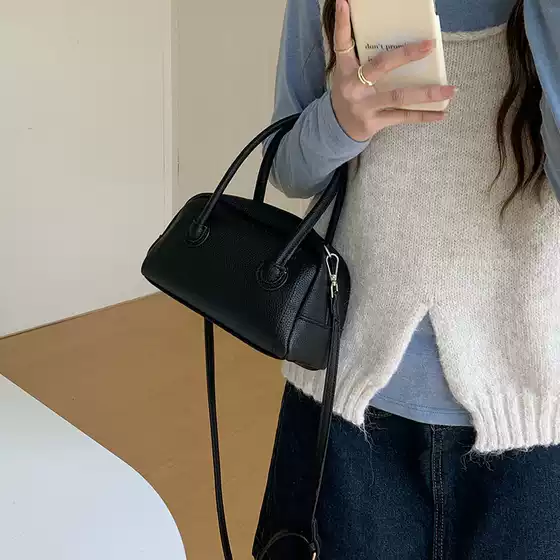 Cross-Border 2026 New Style Portable Bowling Bag Casual Versatile Shoulder Crossbody Bag Boston Pillow Bag Women's Bag