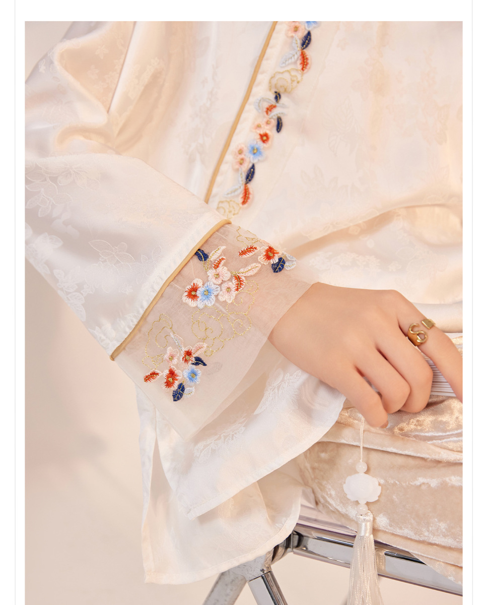 Áo nữ dài tay cổ tròn thêu hoa cài khuy lệch vai phong cách thanh lịch — Cloud Silk White (Giao hàng ngay hôm nay), Cloud Silk White (Giao hàng trong 7 ngày)