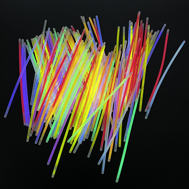 夜市摆摊荧光棒发光棒儿童玩具粘衣服户外批发银光夜光手环小商品