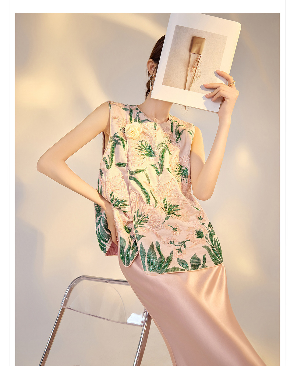 Áo vest nữ không tay thêu hoa nổi chất liệu satin phối họa tiết cành hoa — Hồng xanh (phát hành cùng ngày), Màu xanh hồng (giao hàng trong 7 ngày), Màu xanh mơ (giao hàng trong 7 ngày), Màu xanh mơ (phát hành cùng ngày)