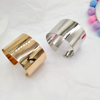 Exaggerated Wide Metal Bracelet with Mirror Finish, Open Design, Dance Style, Textured Sweater Bracelet for Women, Adjustable Geometric Shape