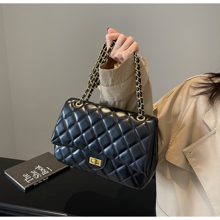 Lingge Chain European and American Retro Fashion Commuter Small Square Bag 18 undefined