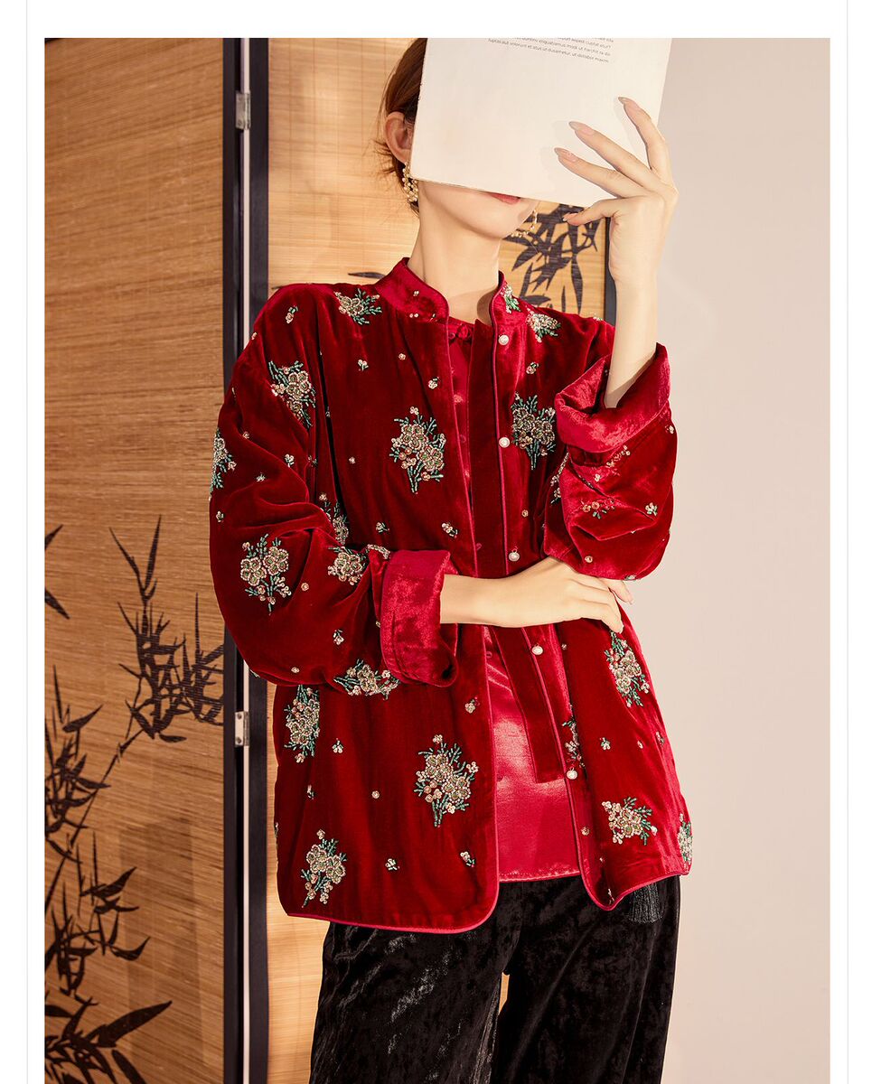 Áo sơ mi nữ lụa tơ tằm cổ đứng cài khuy kiểu cardigan thêu hoa — Dương Tây Đỏ (Giao Hàng Ngay)