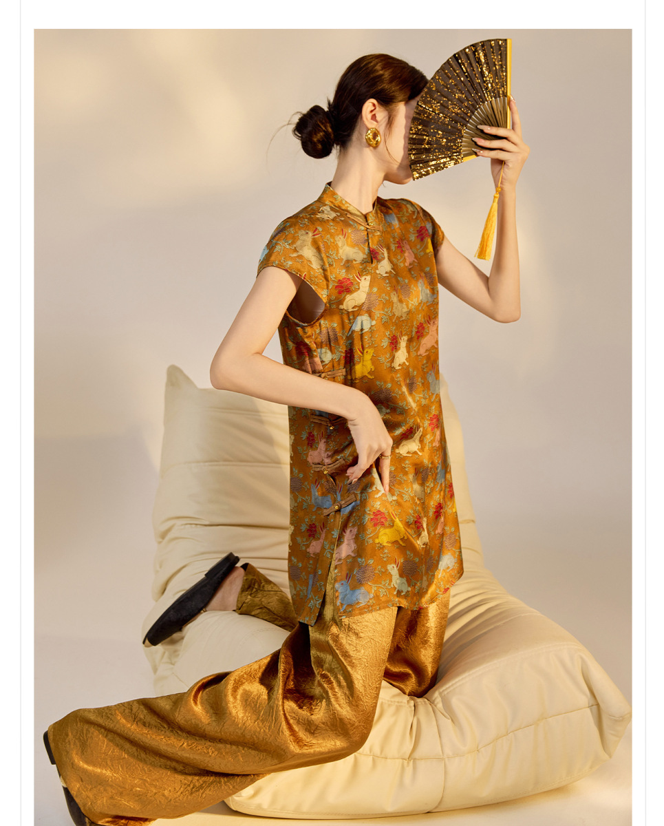 Đầm chữ A nữ cổ đứng thêu họa tiết cao cấp dáng suông — Màu caramel, Màu đỏ san hô