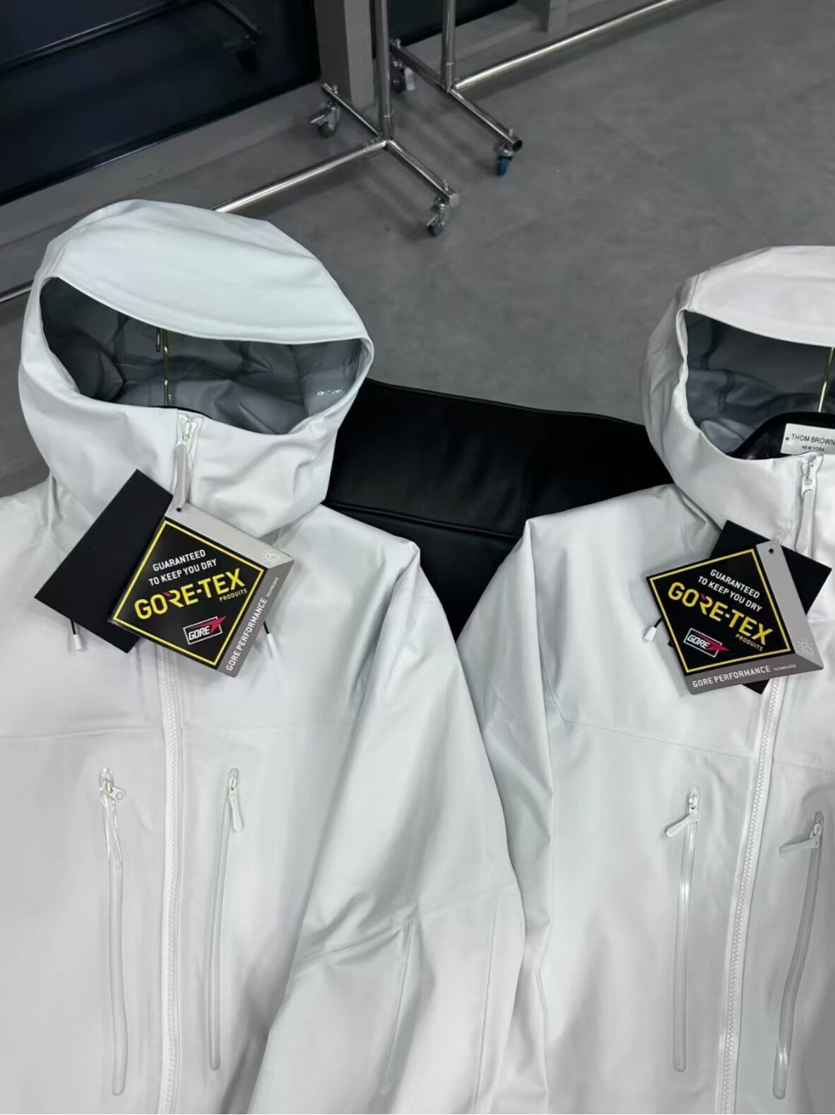 New Taizhou Niaojia Same Model Sv7 Generation Polar White Outdoor Hardshell Windproof and Waterproof Jacket with Logo