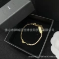 D085 [gold bracelet]