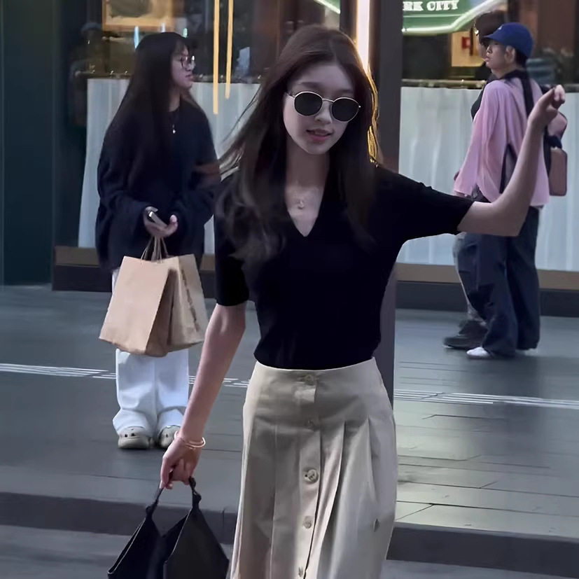 早春超好看气质V领修身中袖针织衫女设计感独特内搭打底毛衣上衣