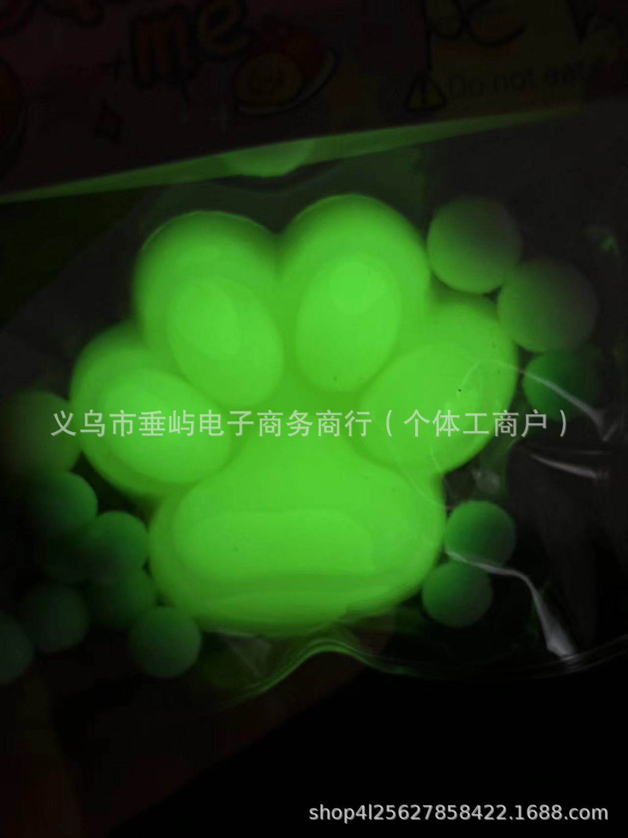 暗闇で光る猫の爪