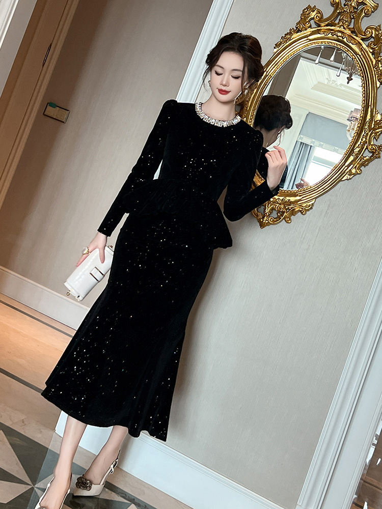 Đầm nữ dài tay cổ tròn ôm eo đính đá viền xếp nếp — Màu đen