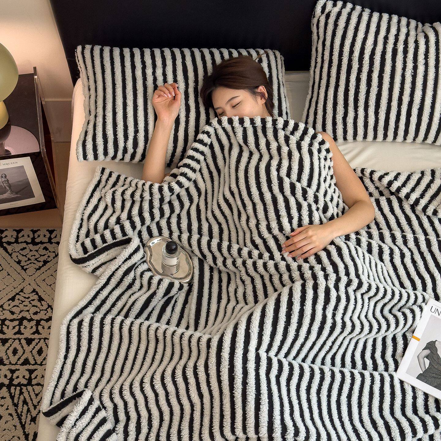 2025 New Class a Milk Velvet Jacquard Blanket Autumn and Winter Velvet Blanket Thickened Warm Cover Blanket Sofa Blanket Manufacturer Wholesale