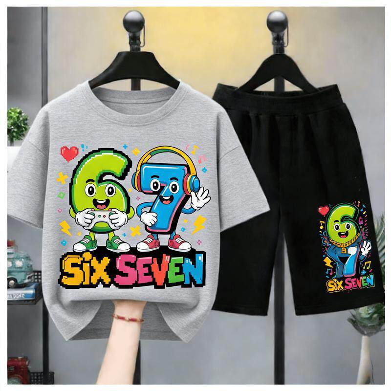 ชุดเสื้อแขนสั้นและกางเกงขาสั้นสำหรับฤดูกาลใหม่ ฤดูร้อนปี 2026 เสื้อเชิ้ตลำลองพิมพ์ลายการ์ตูนหมายเลข 67 สำหรับเด็กโต