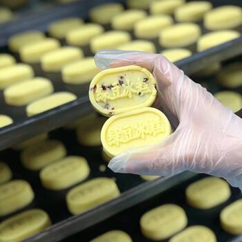 Cute rabbit mung bean cake cartoon rabbit shape avocado mung bean sorbet traditional cake heart gift box