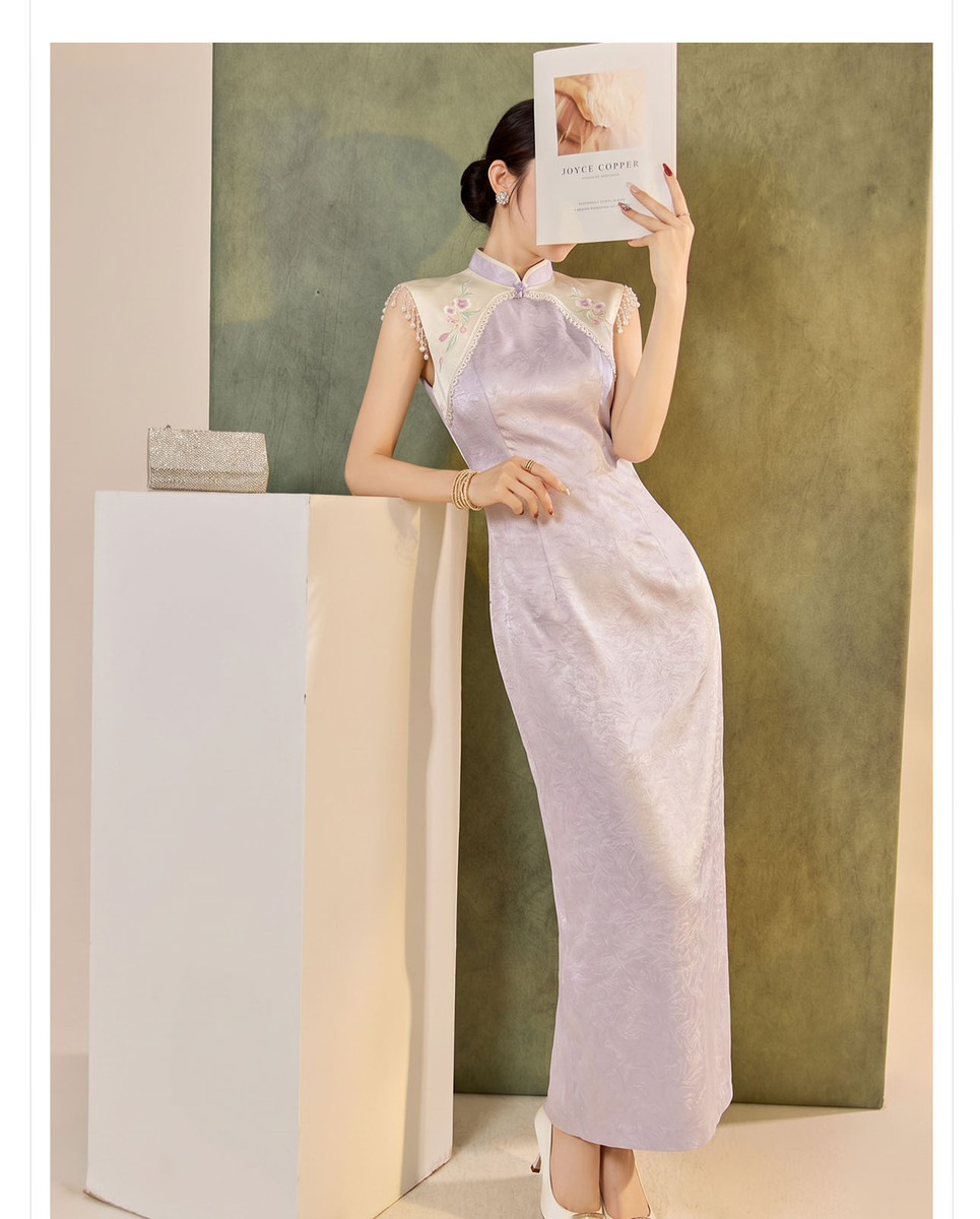 Đầm dài cách tân cổ đứng không tay phối vải satin họa tiết hoa, xẻ tà, dáng ôm — Tím khoai môn