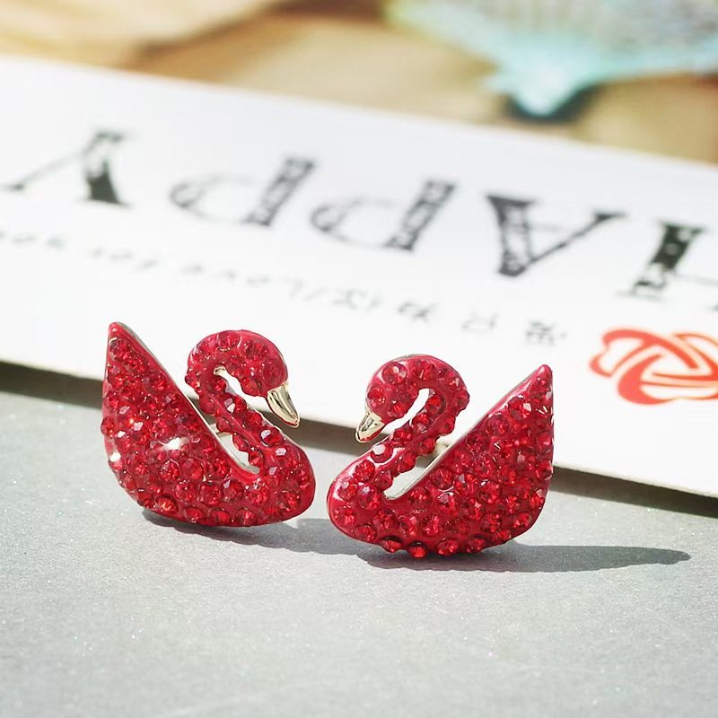 Black Swan Titanium Steel Necklace for Women, Niche Light Luxury Temperament Clavicle Chain, High-End Sweater Chain Jewelry