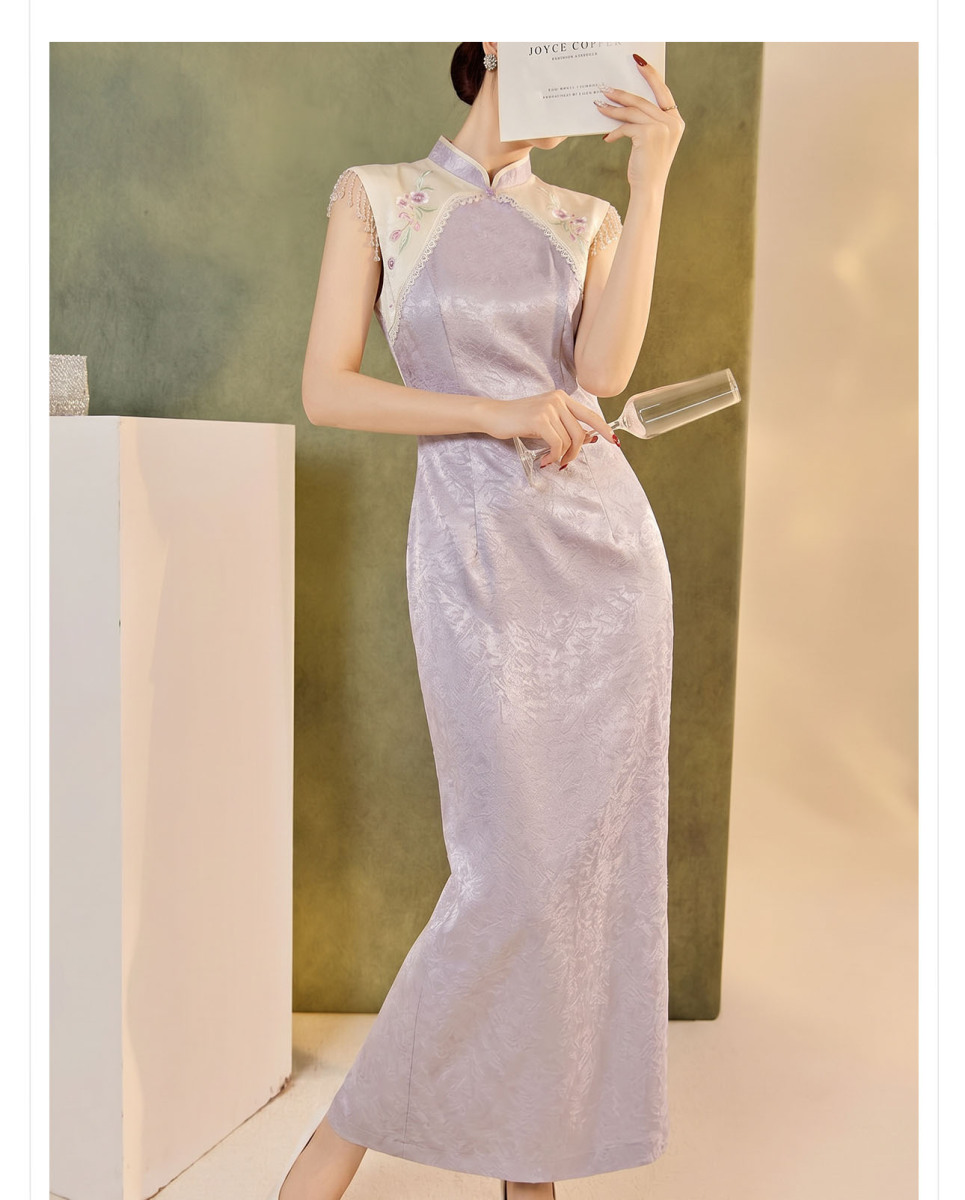 Đầm dài cách tân cổ đứng không tay phối vải satin họa tiết hoa, xẻ tà, dáng ôm — Tím khoai môn