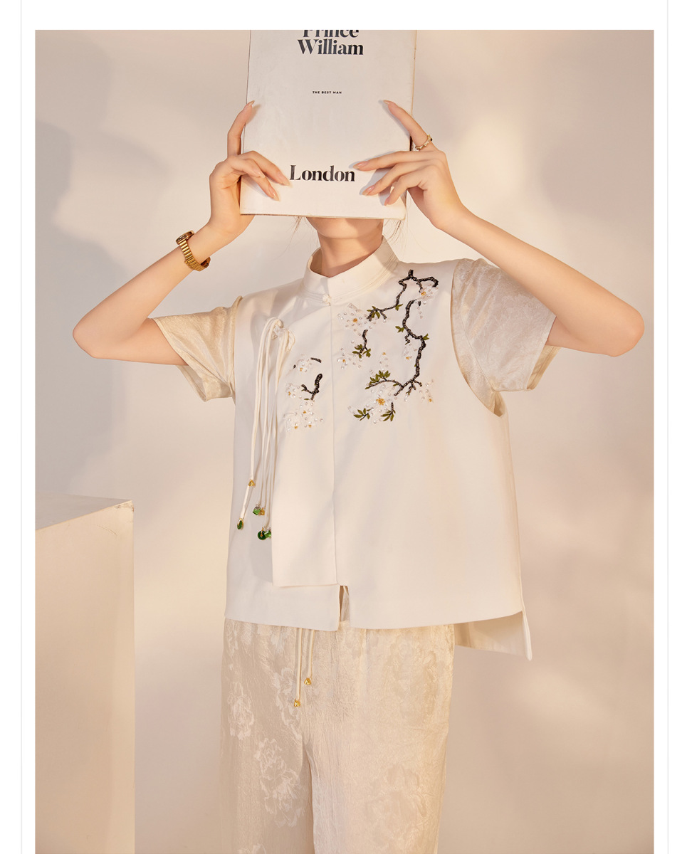Áo vest nữ cổ đứng thêu nổi cài khuy phong cách thanh lịch — Ngọc Bích Đen (Giao Hàng Ngay), Trắng tuyết satin (tóc làm trong ngày)